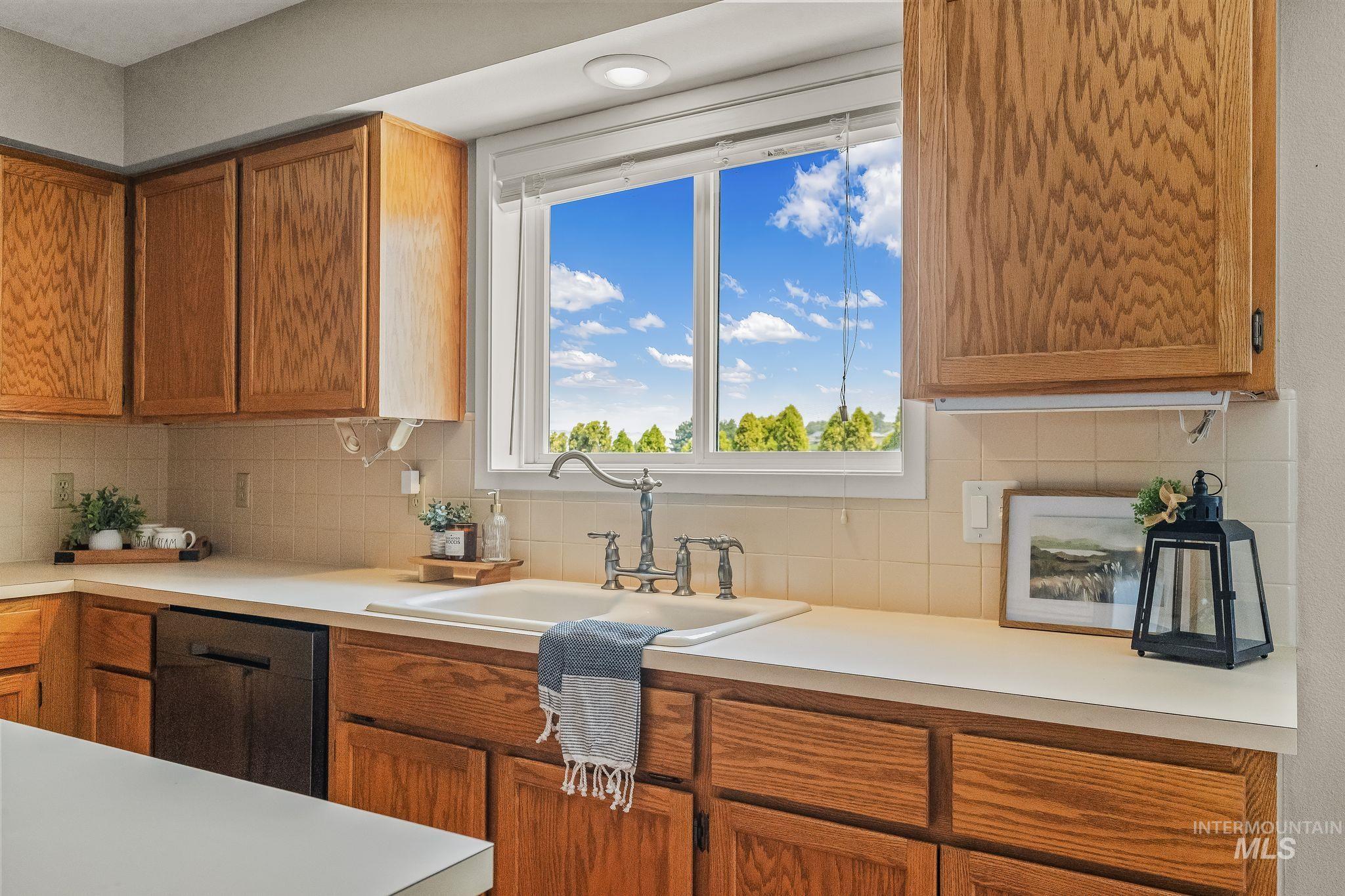 2901 Knollcrest Drive, Lewiston, Idaho 83501, 4 Bedrooms, 2.5 Bathrooms, Residential For Sale, Price $516,000,MLS 98997350