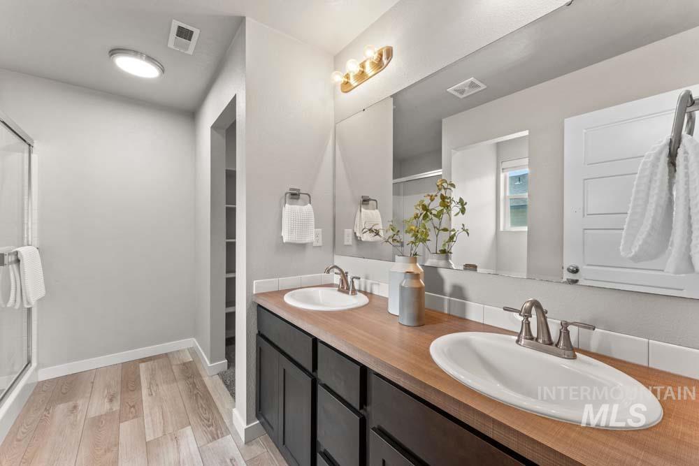 5796 N Oakstone Ave, Meridian, Idaho 83646, 3 Bedrooms, 2 Bathrooms, Residential For Sale, Price $499,900,MLS 98997359