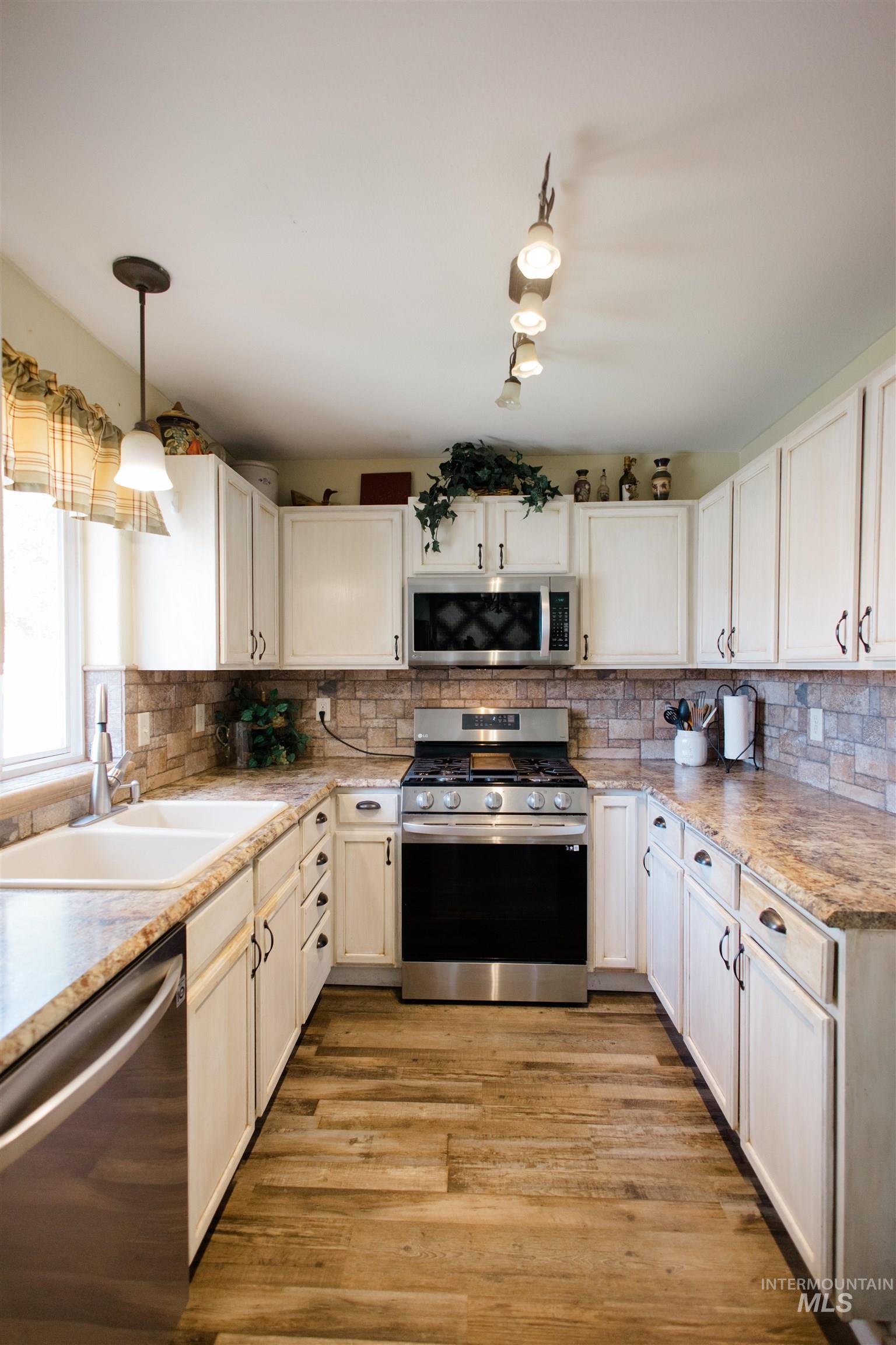 1760 Peregrine Drive, Mountain Home, Idaho 83647, 3 Bedrooms, 2 Bathrooms, Residential For Sale, Price $349,000,MLS 98997361