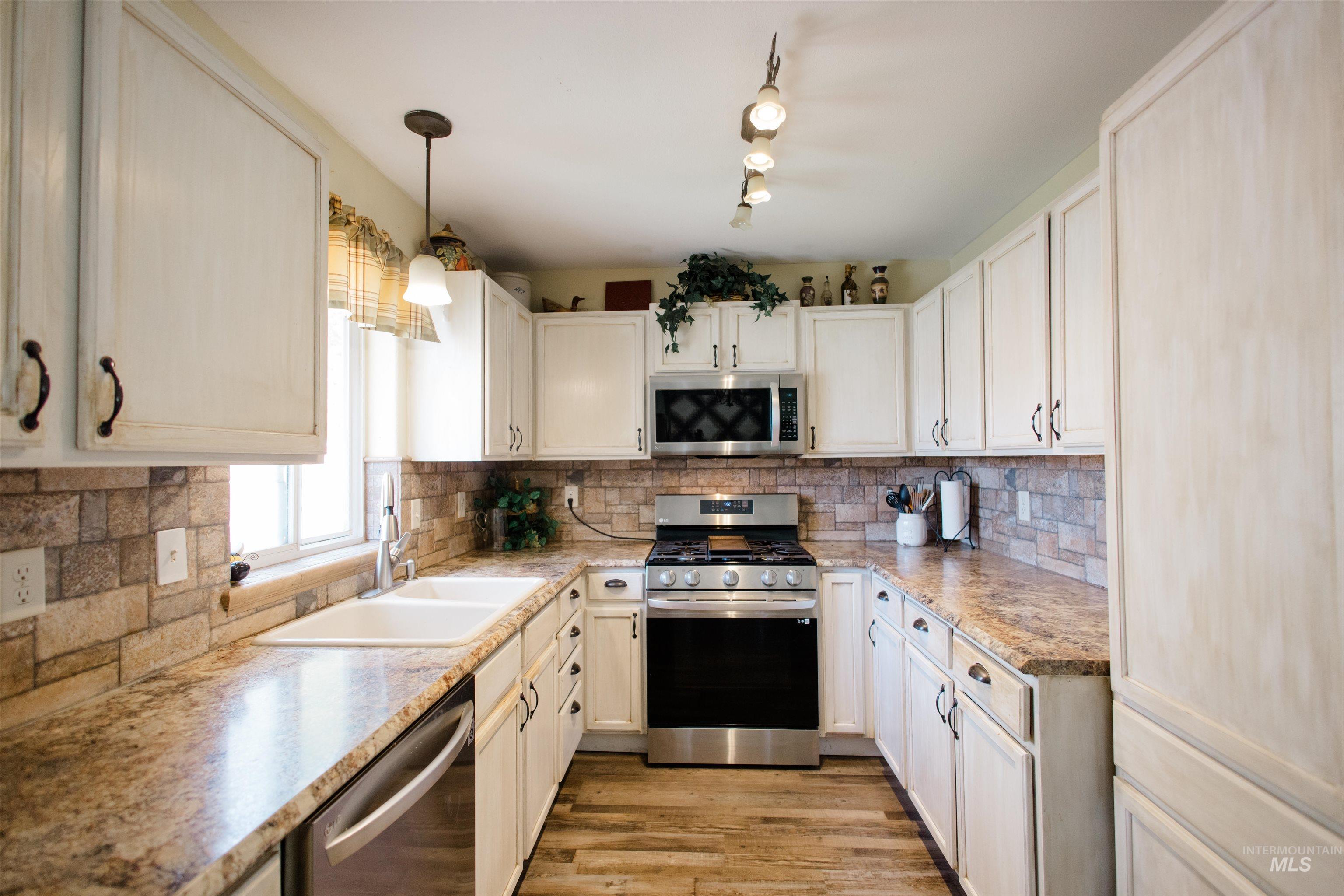 1760 Peregrine Drive, Mountain Home, Idaho 83647, 3 Bedrooms, 2 Bathrooms, Residential For Sale, Price $349,000,MLS 98997361