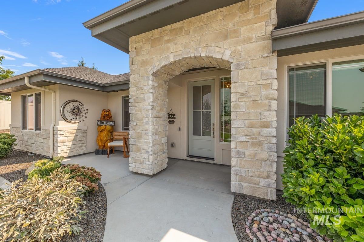 8858 S Fuego, Kuna, Idaho 83634, 4 Bedrooms, 3.5 Bathrooms, Residential For Sale, Price $995,900,MLS 98997393