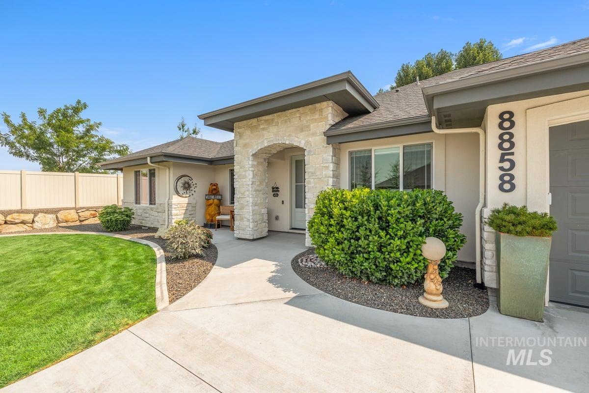 8858 S Fuego, Kuna, Idaho 83634, 4 Bedrooms, 3.5 Bathrooms, Residential For Sale, Price $995,900,MLS 98997393