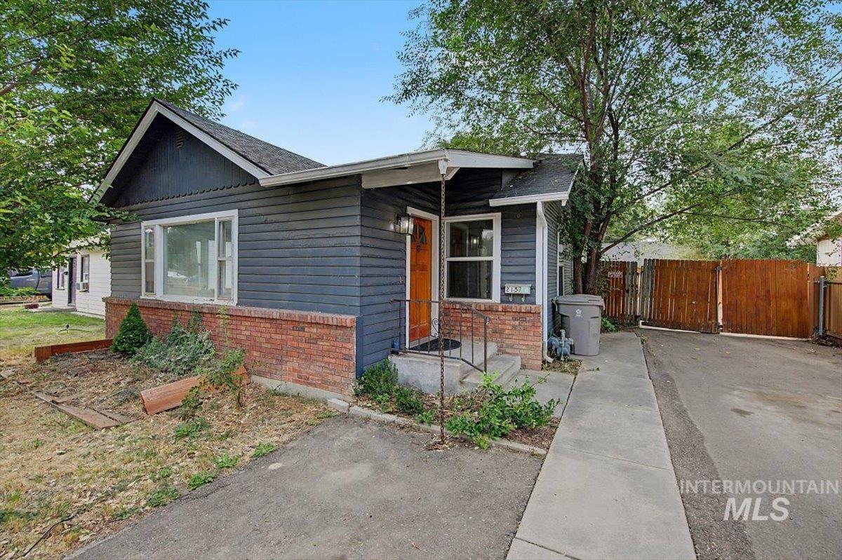 215 Shoshone, Nampa, Idaho 83651, 3 Bedrooms, 1 Bathroom, Residential For Sale, Price $319,900,MLS 98997404