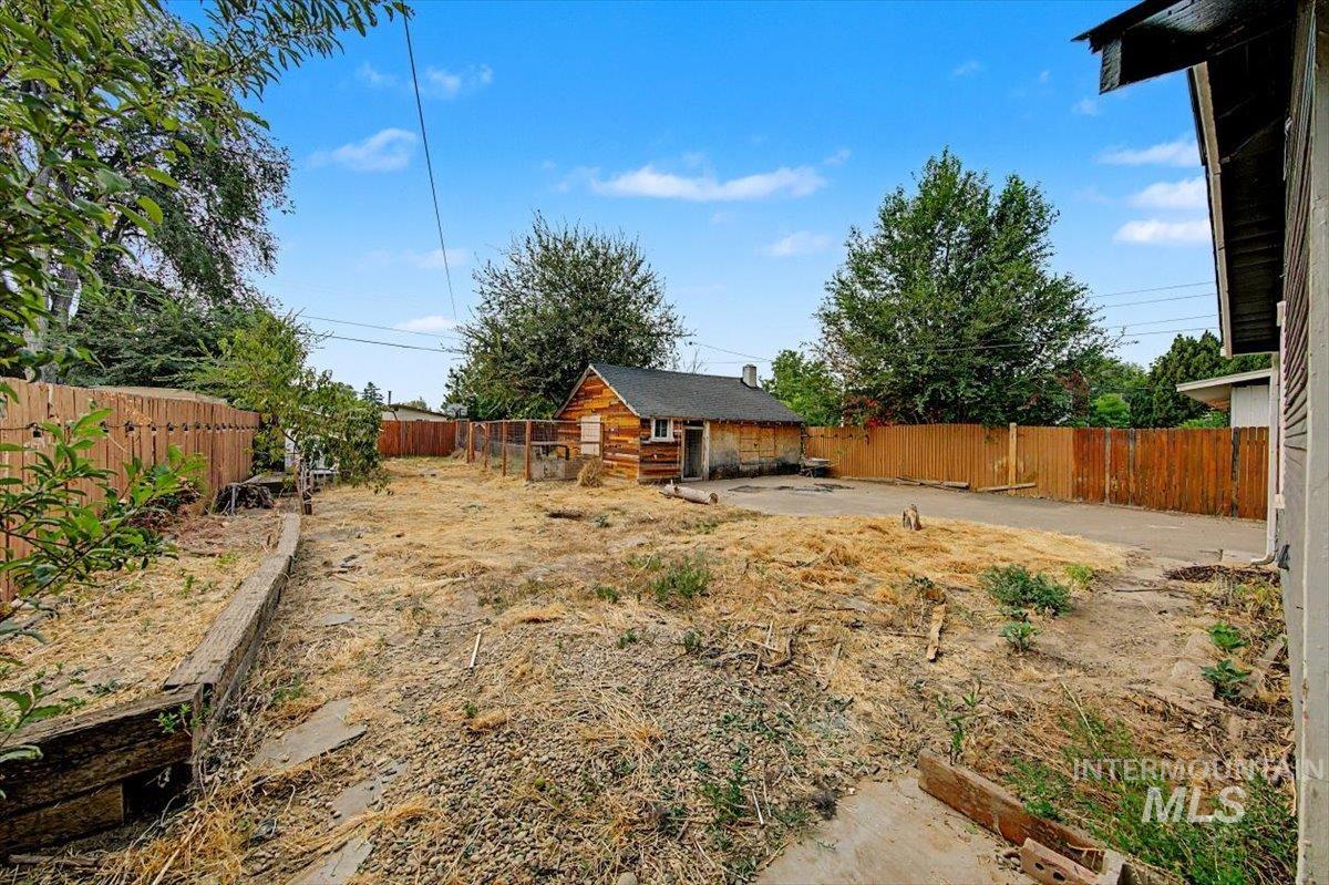 215 Shoshone, Nampa, Idaho 83651, 3 Bedrooms, 1 Bathroom, Residential For Sale, Price $319,900,MLS 98997404