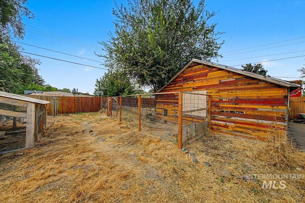 215 Shoshone, Nampa, Idaho 83651, 3 Bedrooms, 1 Bathroom, Residential For Sale, Price $319,900,MLS 98997404