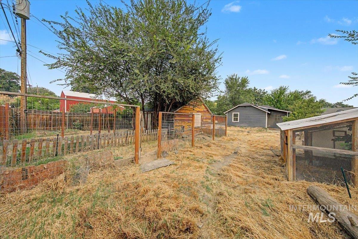 215 Shoshone, Nampa, Idaho 83651, 3 Bedrooms, 1 Bathroom, Residential For Sale, Price $319,900,MLS 98997404