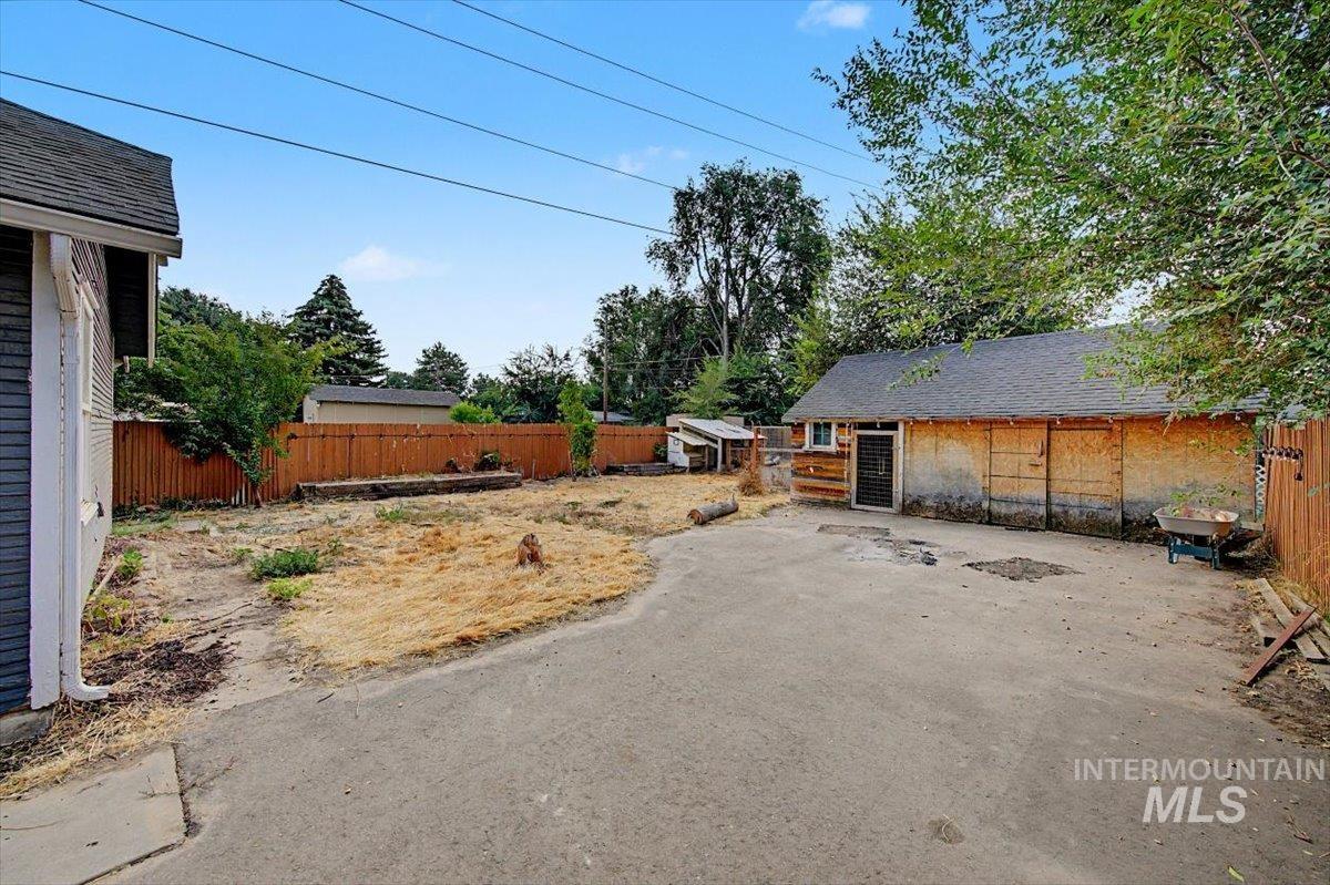 215 Shoshone, Nampa, Idaho 83651, 3 Bedrooms, 1 Bathroom, Residential For Sale, Price $319,900,MLS 98997404