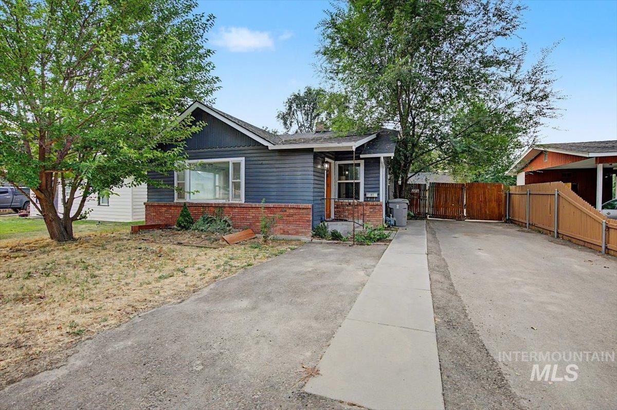 215 Shoshone, Nampa, Idaho 83651, 3 Bedrooms, 1 Bathroom, Residential For Sale, Price $319,900,MLS 98997404