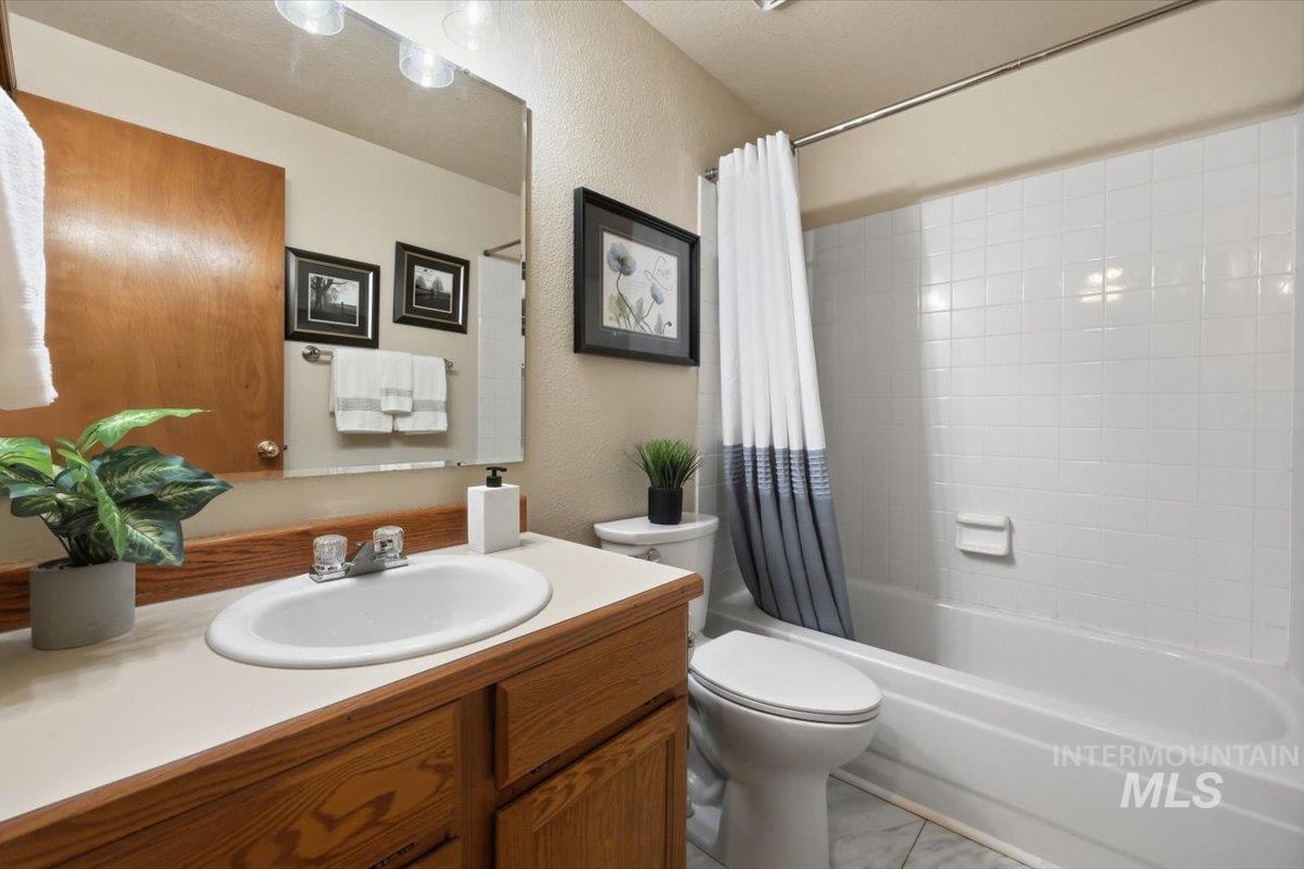 2051 N Applewood Pl, Meridian, Idaho 83646, 3 Bedrooms, 2 Bathrooms, Residential For Sale, Price $464,000, 98997406