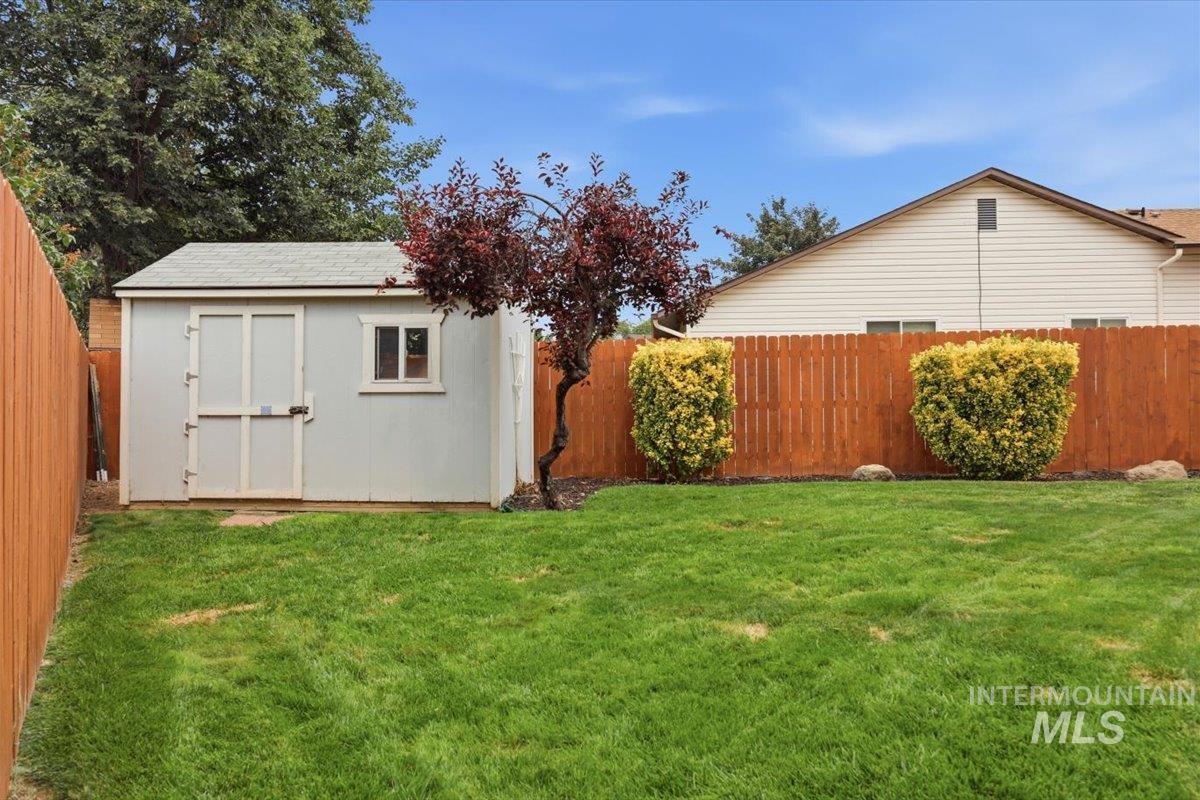 2051 N Applewood Pl, Meridian, Idaho 83646, 3 Bedrooms, 2 Bathrooms, Residential For Sale, Price $464,000, 98997406