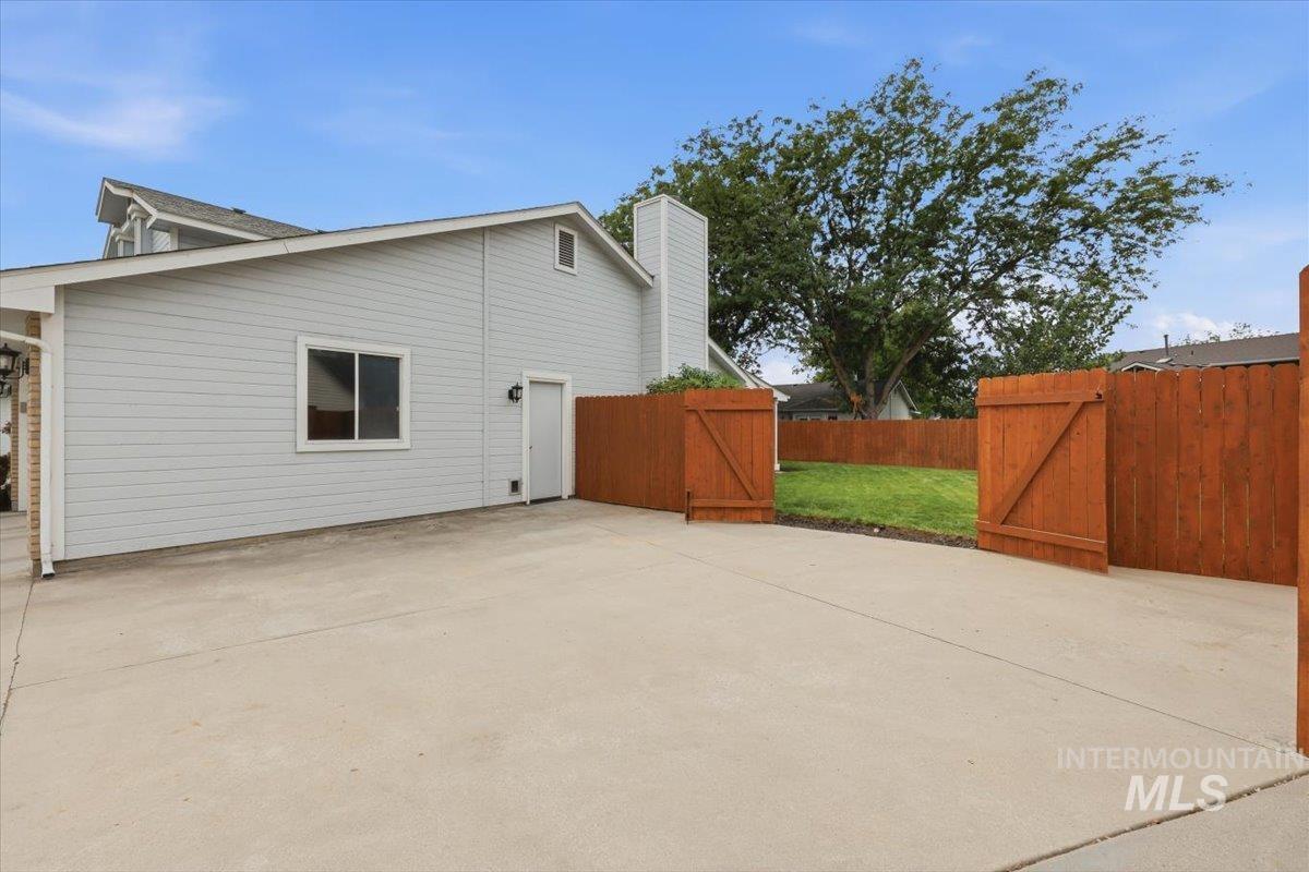 2051 N Applewood Pl, Meridian, Idaho 83646, 3 Bedrooms, 2 Bathrooms, Residential For Sale, Price $464,000, 98997406