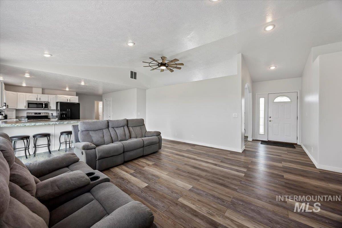 4039 N 1000 East, Buhl, Idaho 83316, 3 Bedrooms, 3 Bathrooms, Residential For Sale, Price $625,000,MLS 98997414