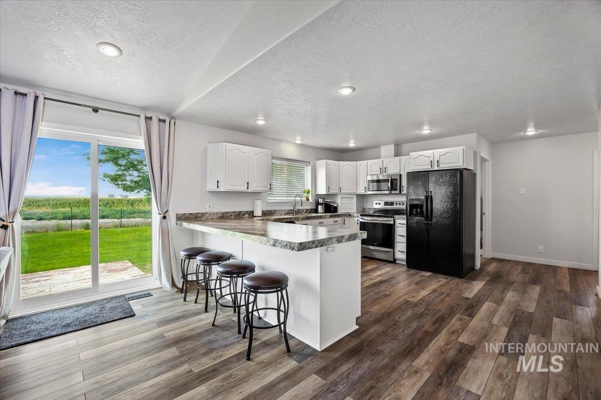 4039 N 1000 East, Buhl, Idaho 83316, 3 Bedrooms, 3 Bathrooms, Residential For Sale, Price $625,000,MLS 98997414