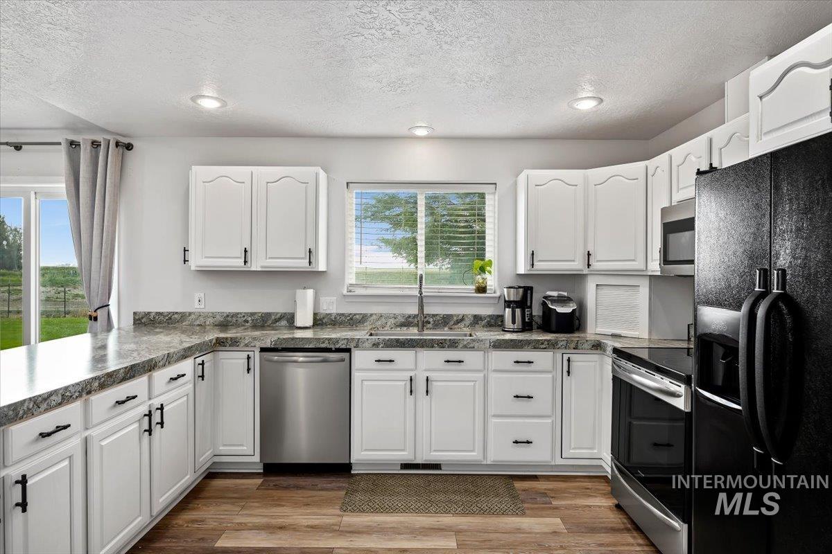 4039 N 1000 East, Buhl, Idaho 83316, 3 Bedrooms, 3 Bathrooms, Residential For Sale, Price $625,000,MLS 98997414