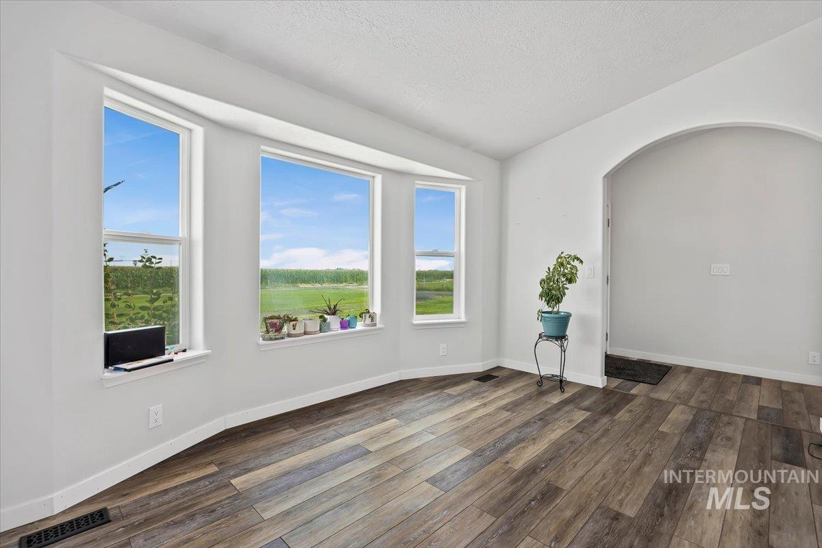4039 N 1000 East, Buhl, Idaho 83316, 3 Bedrooms, 3 Bathrooms, Residential For Sale, Price $625,000,MLS 98997414