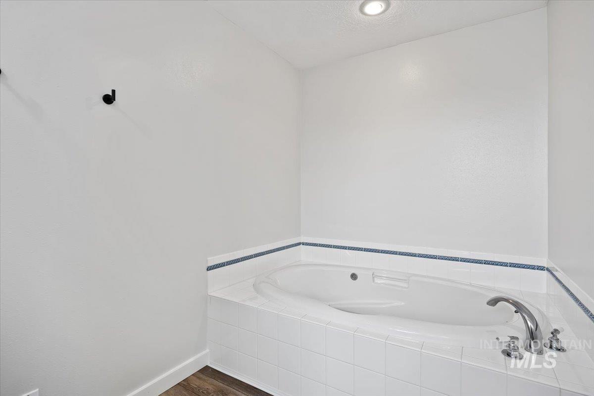 4039 N 1000 East, Buhl, Idaho 83316, 3 Bedrooms, 3 Bathrooms, Residential For Sale, Price $625,000,MLS 98997414