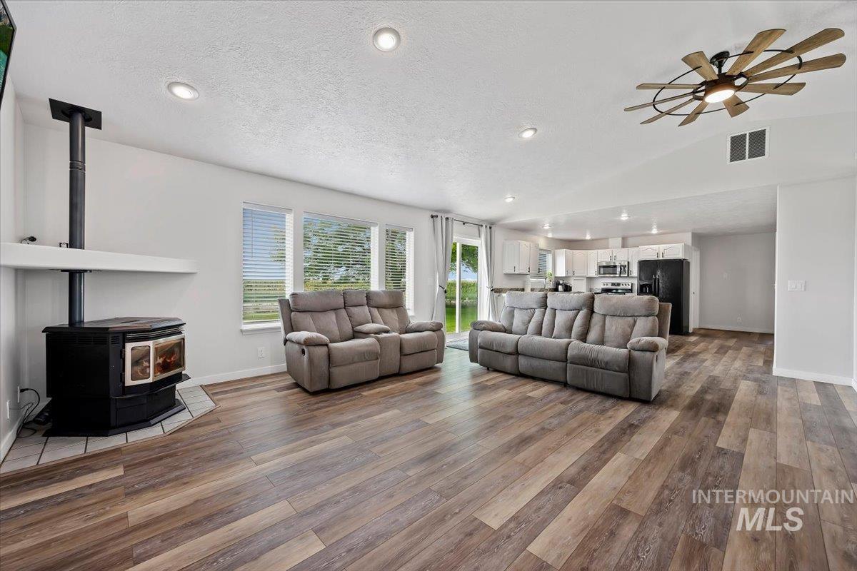 4039 N 1000 East, Buhl, Idaho 83316, 3 Bedrooms, 3 Bathrooms, Residential For Sale, Price $625,000,MLS 98997414