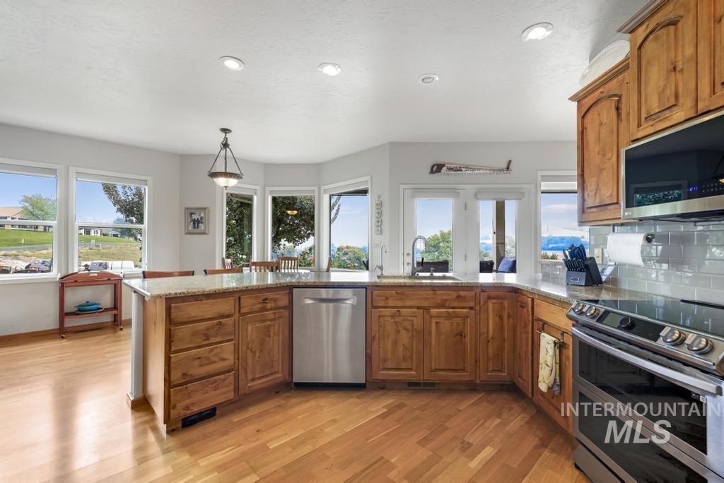 301 Clear Lake Ln, Buhl, Idaho 83316, 3 Bedrooms, 2 Bathrooms, Residential For Sale, Price $495,000,MLS 98997451
