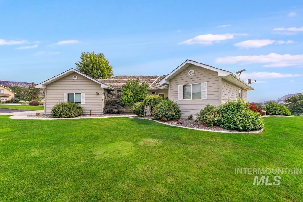 301 Clear Lake Ln, Buhl, Idaho 83316, 3 Bedrooms, 2 Bathrooms, Residential For Sale, Price $495,000,MLS 98997451