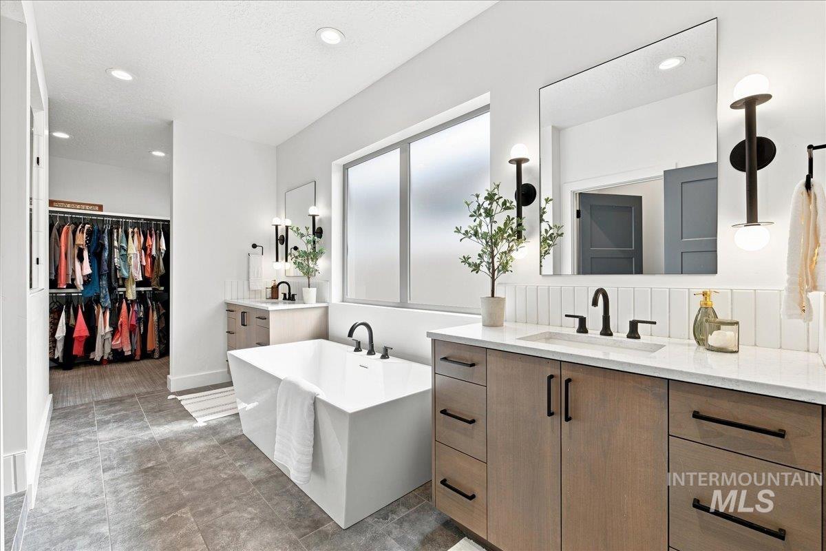 4601 E Copper Point Dr, Meridian, Idaho 83642, 3 Bedrooms, 2.5 Bathrooms, Residential For Sale, Price $850,000,MLS 98997455