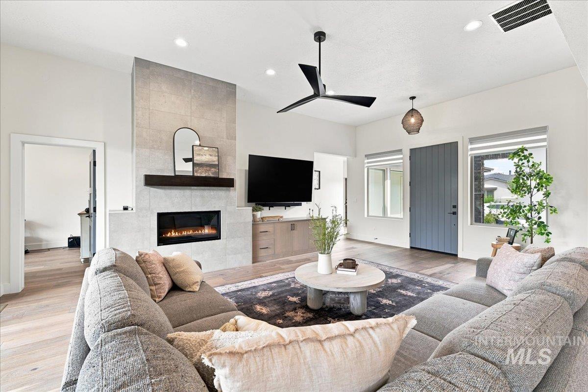 4601 E Copper Point Dr, Meridian, Idaho 83642, 3 Bedrooms, 2.5 Bathrooms, Residential For Sale, Price $850,000,MLS 98997455