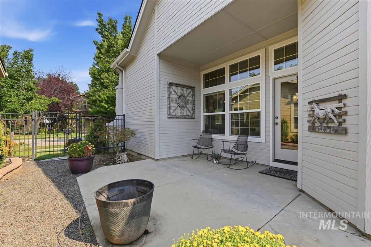 209 S Grandean, Eagle, Idaho 83616, 3 Bedrooms, 3 Bathrooms, Residential For Sale, Price $565,000, 98997477