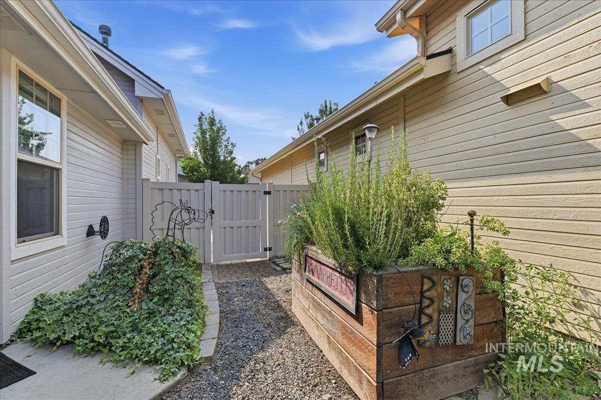 209 S Grandean, Eagle, Idaho 83616, 3 Bedrooms, 3 Bathrooms, Residential For Sale, Price $565,000, 98997477