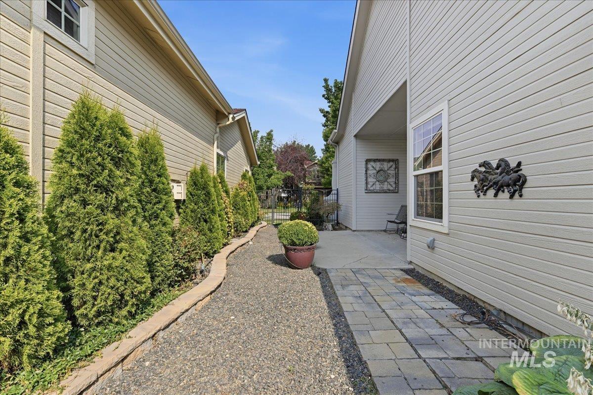 209 S Grandean, Eagle, Idaho 83616, 3 Bedrooms, 3 Bathrooms, Residential For Sale, Price $565,000, 98997477