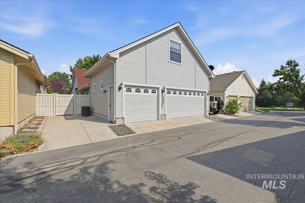 209 S Grandean, Eagle, Idaho 83616, 3 Bedrooms, 3 Bathrooms, Residential For Sale, Price $565,000, 98997477