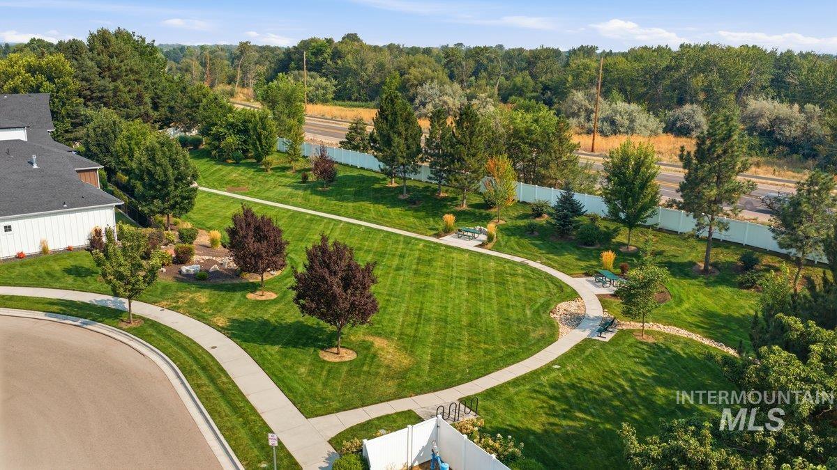 209 S Grandean, Eagle, Idaho 83616, 3 Bedrooms, 3 Bathrooms, Residential For Sale, Price $565,000, 98997477