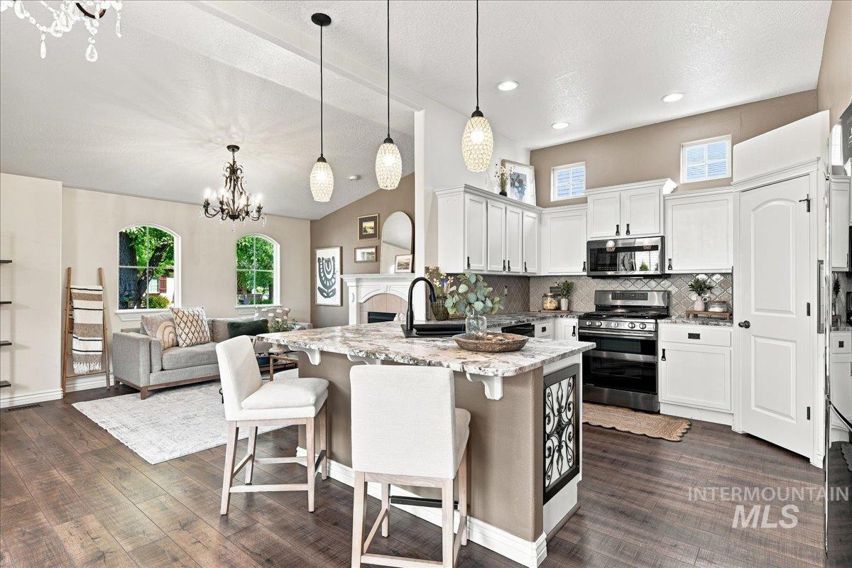 209 S Grandean, Eagle, Idaho 83616, 3 Bedrooms, 3 Bathrooms, Residential For Sale, Price $565,000, 98997477