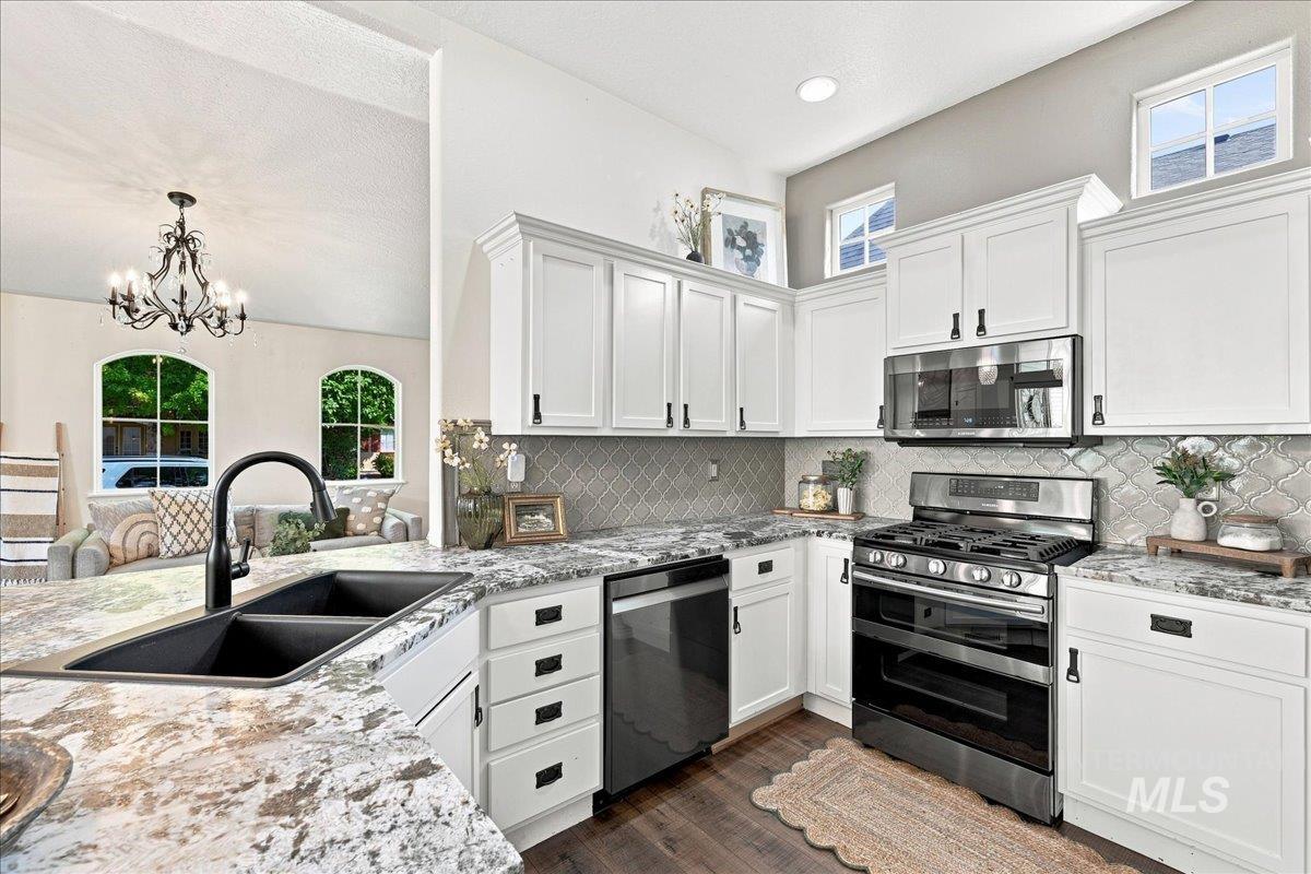 209 S Grandean, Eagle, Idaho 83616, 3 Bedrooms, 3 Bathrooms, Residential For Sale, Price $565,000, 98997477