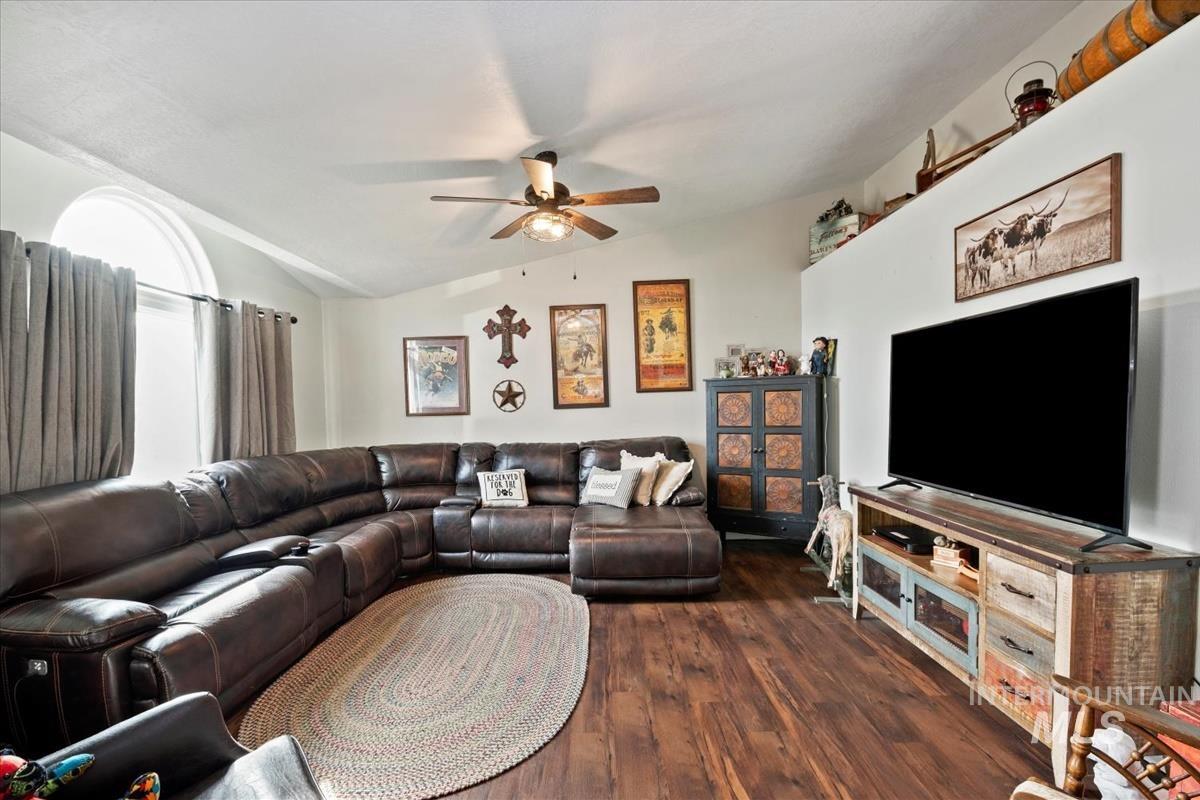307 Quail Cove Cir, Fruitland, Idaho 83619, 3 Bedrooms, 2 Bathrooms, Residential For Sale, Price $347,000, 98997478