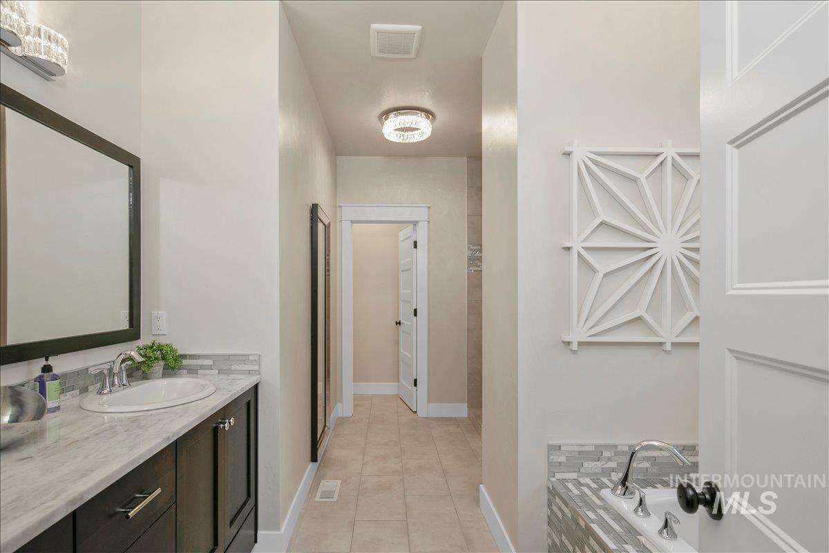 6119 N Farleigh Ave, Meridian, Idaho 83646, 5 Bedrooms, 3 Bathrooms, Residential For Sale, Price $1,099,900,MLS 98997488