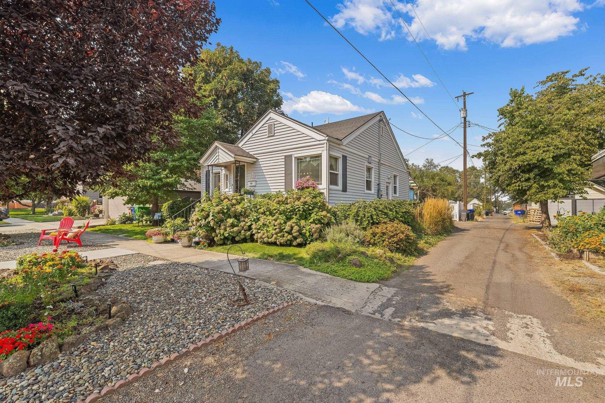 818 11th St, Lewiston, Idaho 83501, 4 Bedrooms, 2 Bathrooms, Residential For Sale, Price $365,000, 98997521