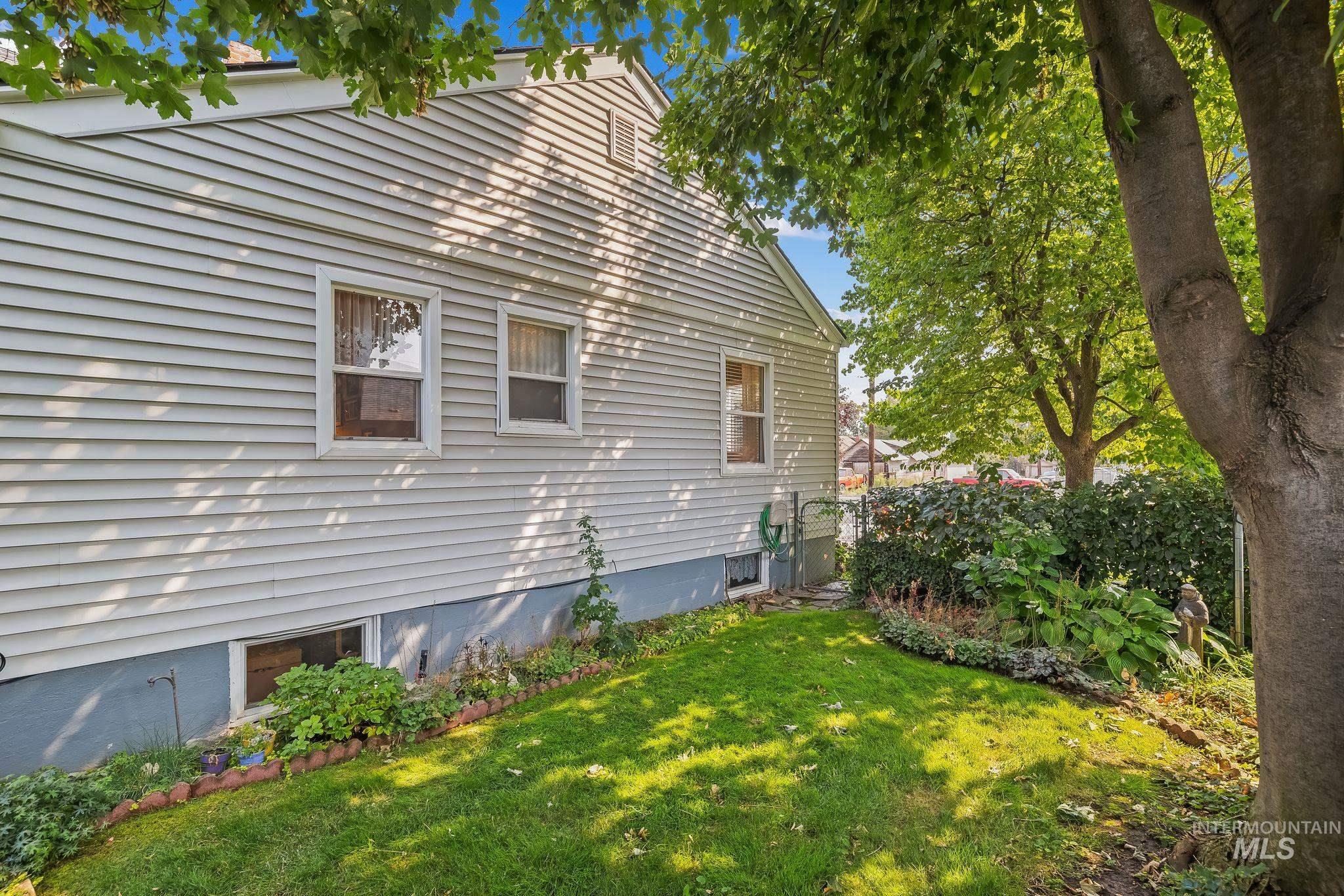818 11th St, Lewiston, Idaho 83501, 4 Bedrooms, 2 Bathrooms, Residential For Sale, Price $365,000, 98997521