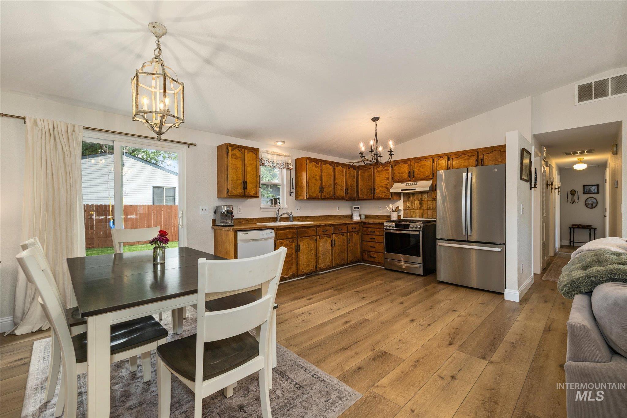 1047 W Chateau Ave, Meridian, Idaho 83646, 3 Bedrooms, 2 Bathrooms, Residential For Sale, Price $404,900, 98997533