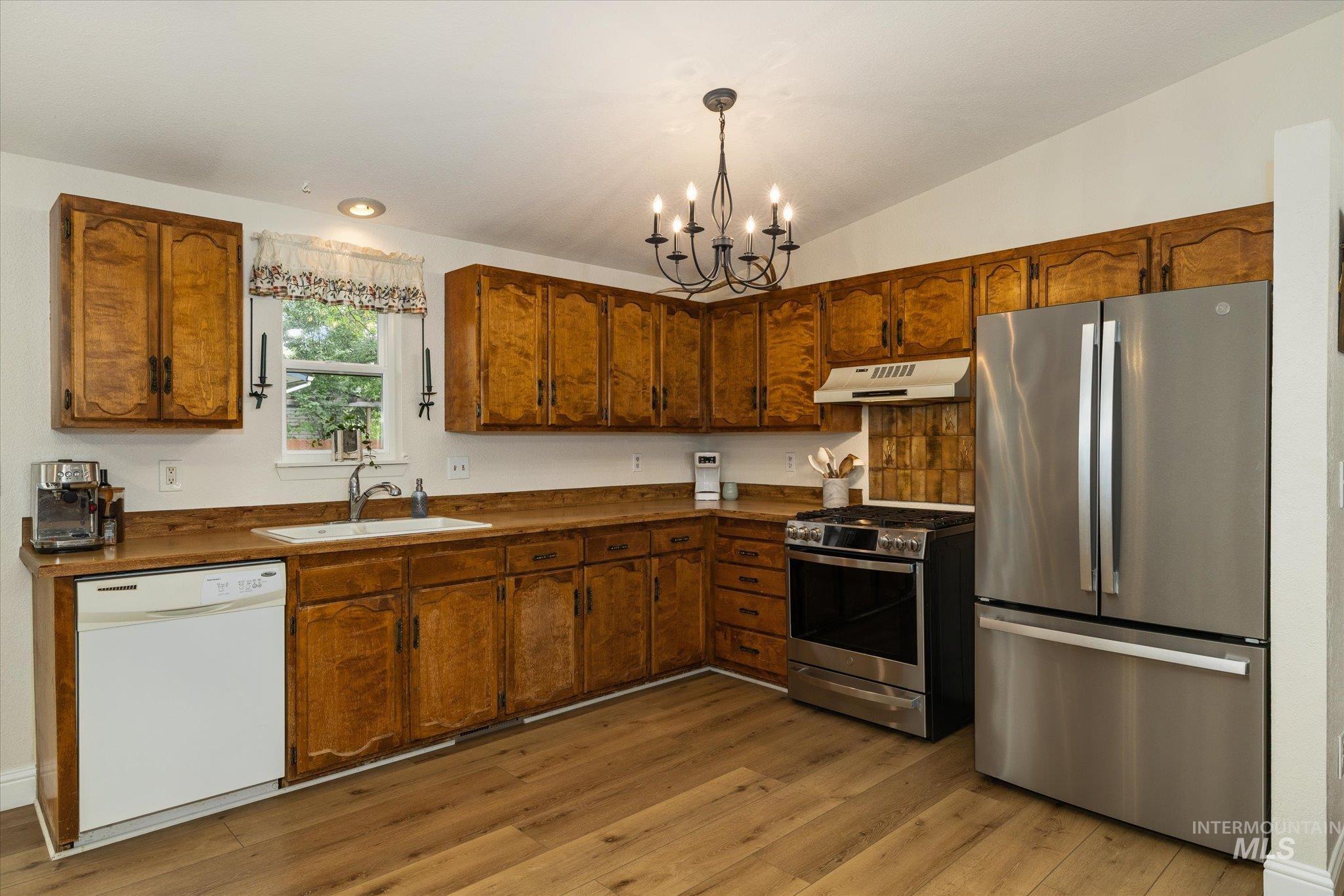 1047 W Chateau Ave, Meridian, Idaho 83646, 3 Bedrooms, 2 Bathrooms, Residential For Sale, Price $404,900, 98997533