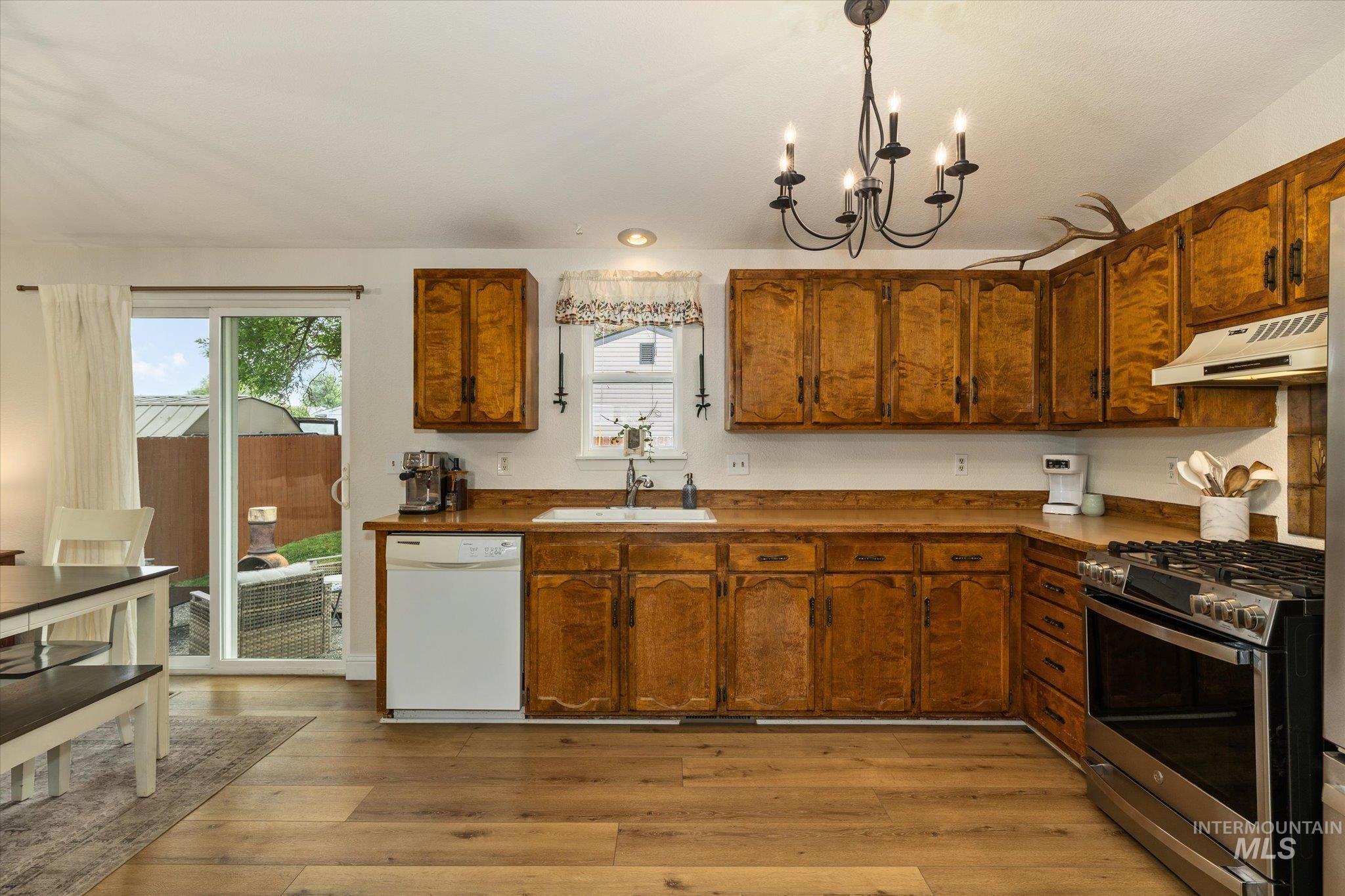 1047 W Chateau Ave, Meridian, Idaho 83646, 3 Bedrooms, 2 Bathrooms, Residential For Sale, Price $404,900, 98997533