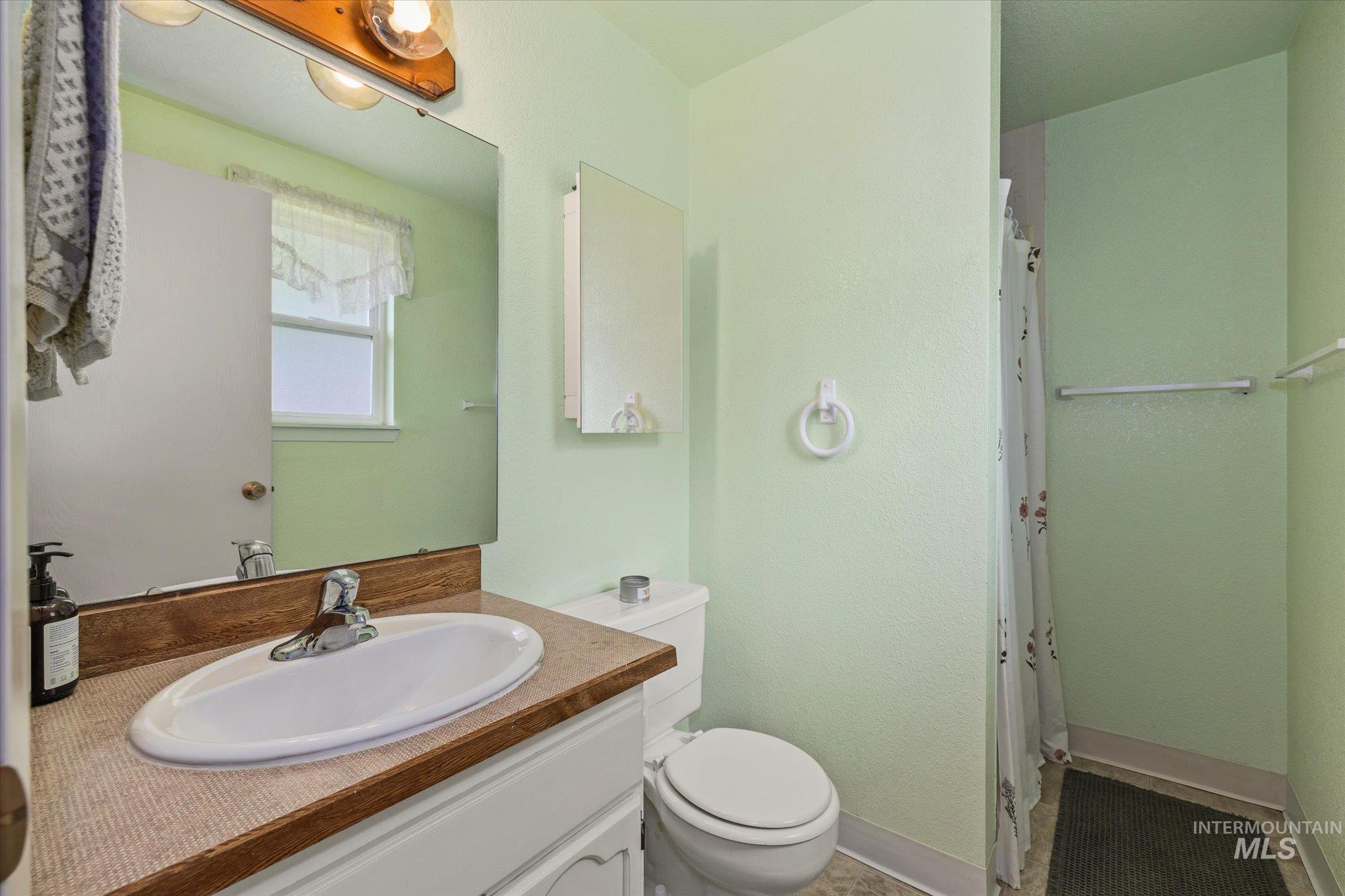 1047 W Chateau Ave, Meridian, Idaho 83646, 3 Bedrooms, 2 Bathrooms, Residential For Sale, Price $404,900, 98997533