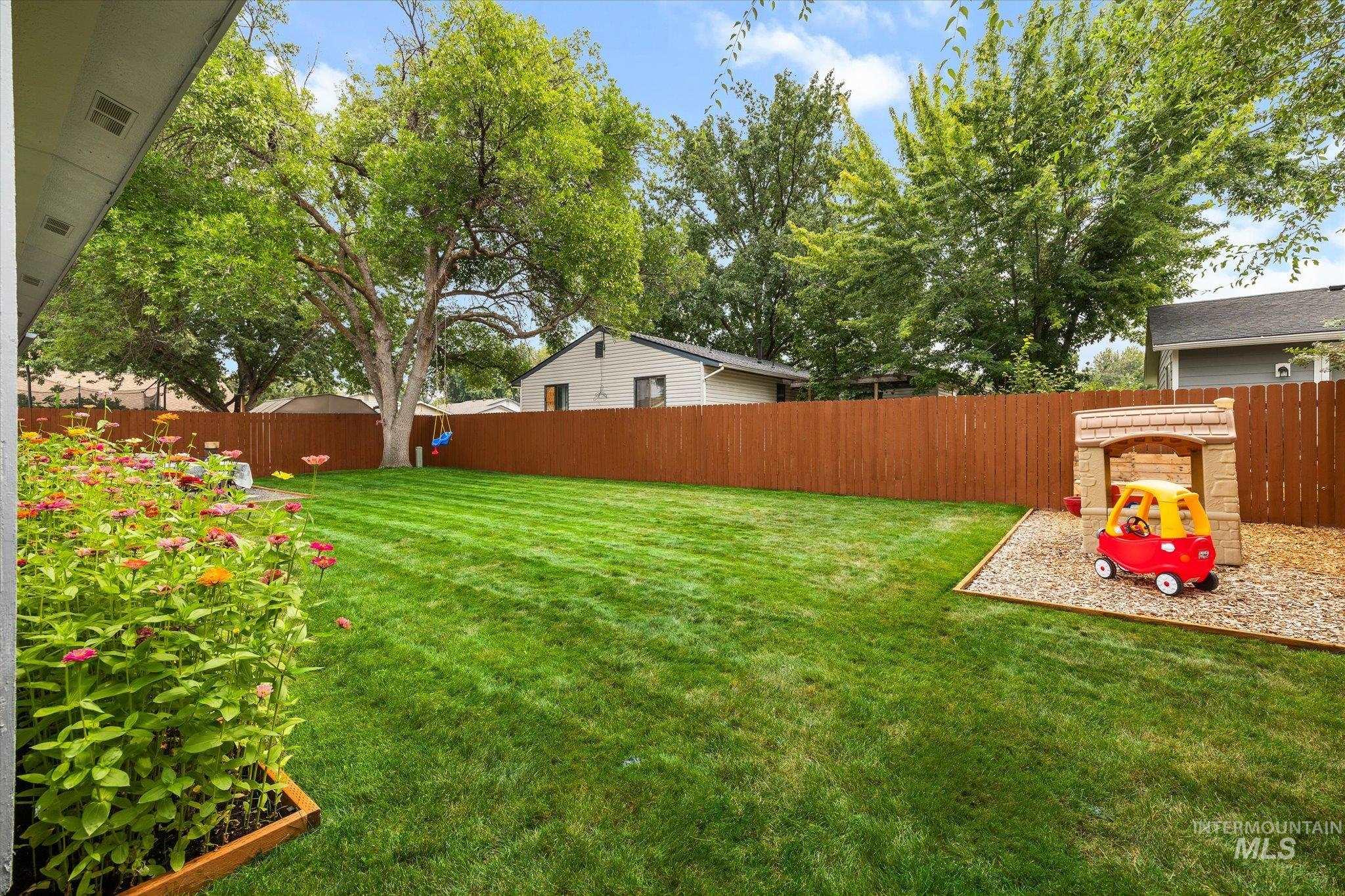 1047 W Chateau Ave, Meridian, Idaho 83646, 3 Bedrooms, 2 Bathrooms, Residential For Sale, Price $404,900, 98997533