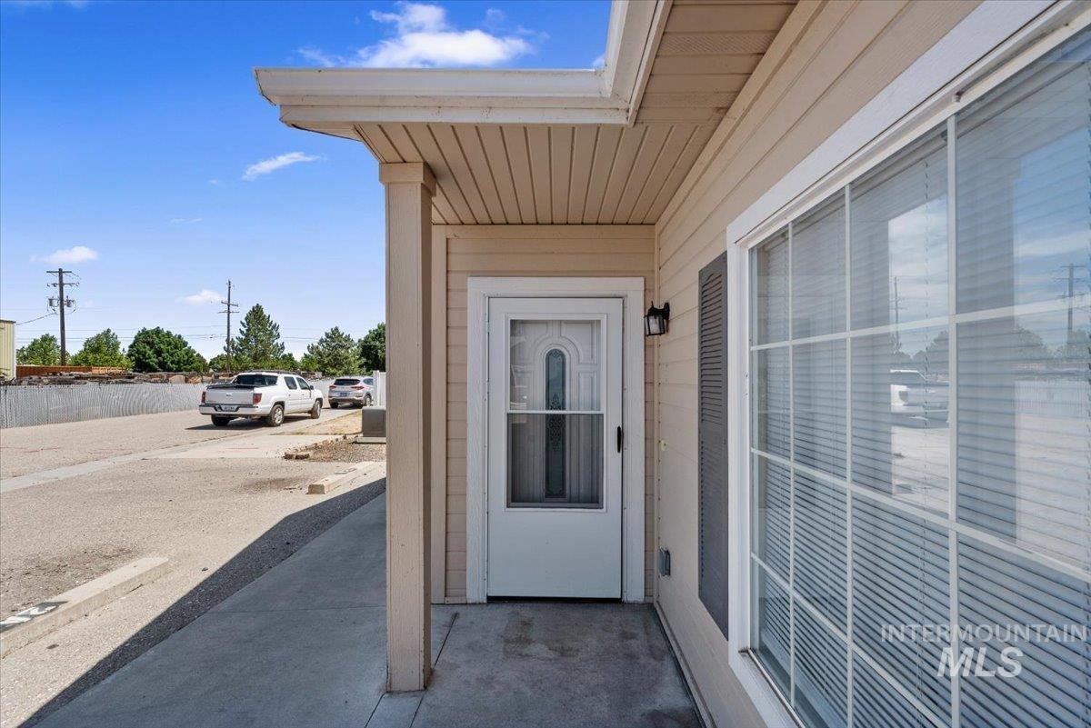 727 N Stampede Ct., Nampa, Idaho 83687, 3 Bedrooms, 1.5 Bathrooms, Residential Income For Sale, Price $719,900,MLS 98997545