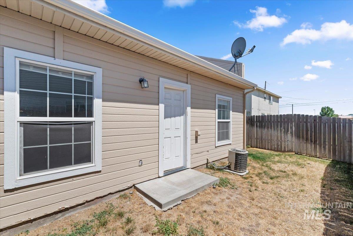 727 N Stampede Ct., Nampa, Idaho 83687, 3 Bedrooms, 1.5 Bathrooms, Residential Income For Sale, Price $719,900,MLS 98997545