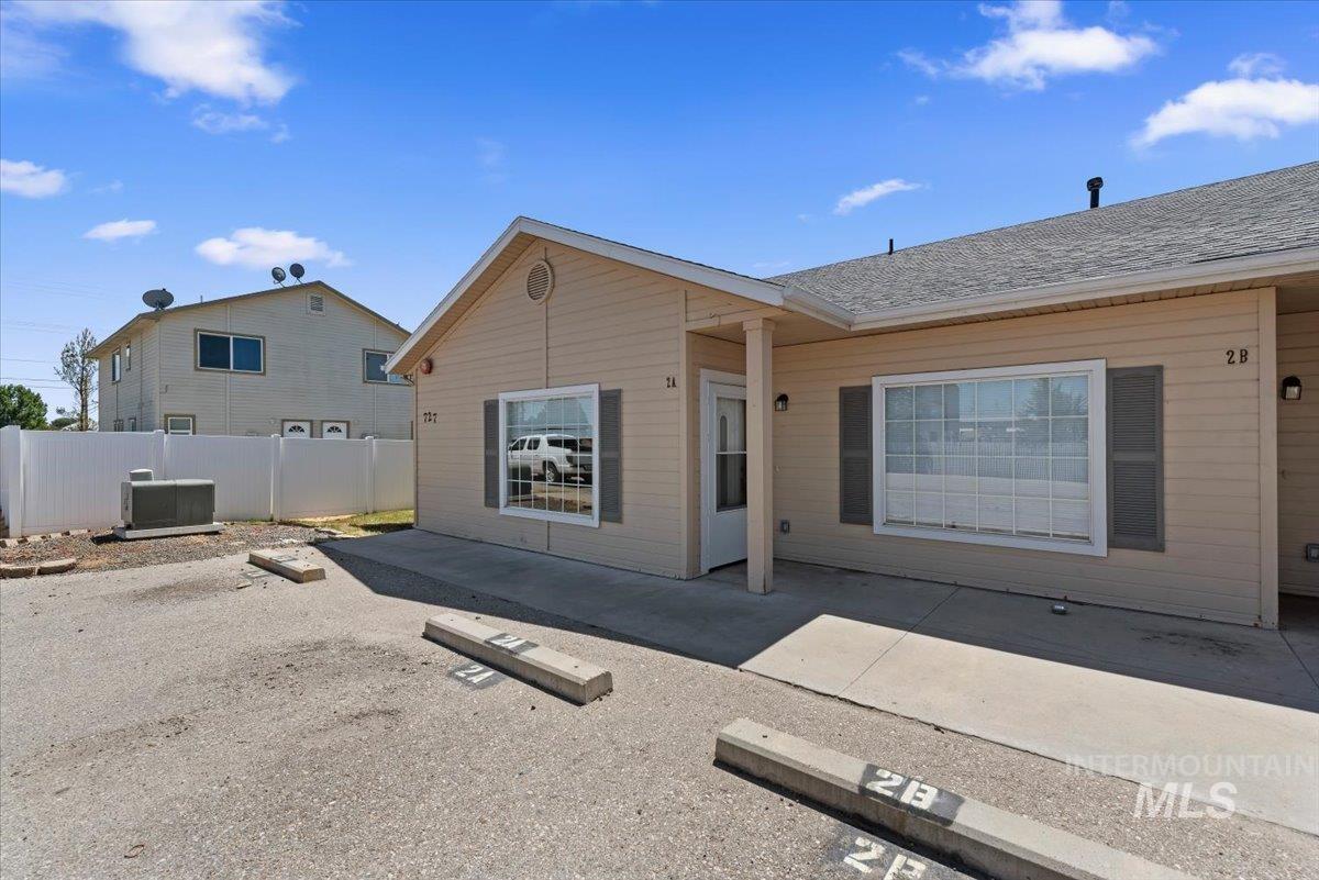 727 N Stampede Ct., Nampa, Idaho 83687, 3 Bedrooms, 1.5 Bathrooms, Residential Income For Sale, Price $719,900,MLS 98997545