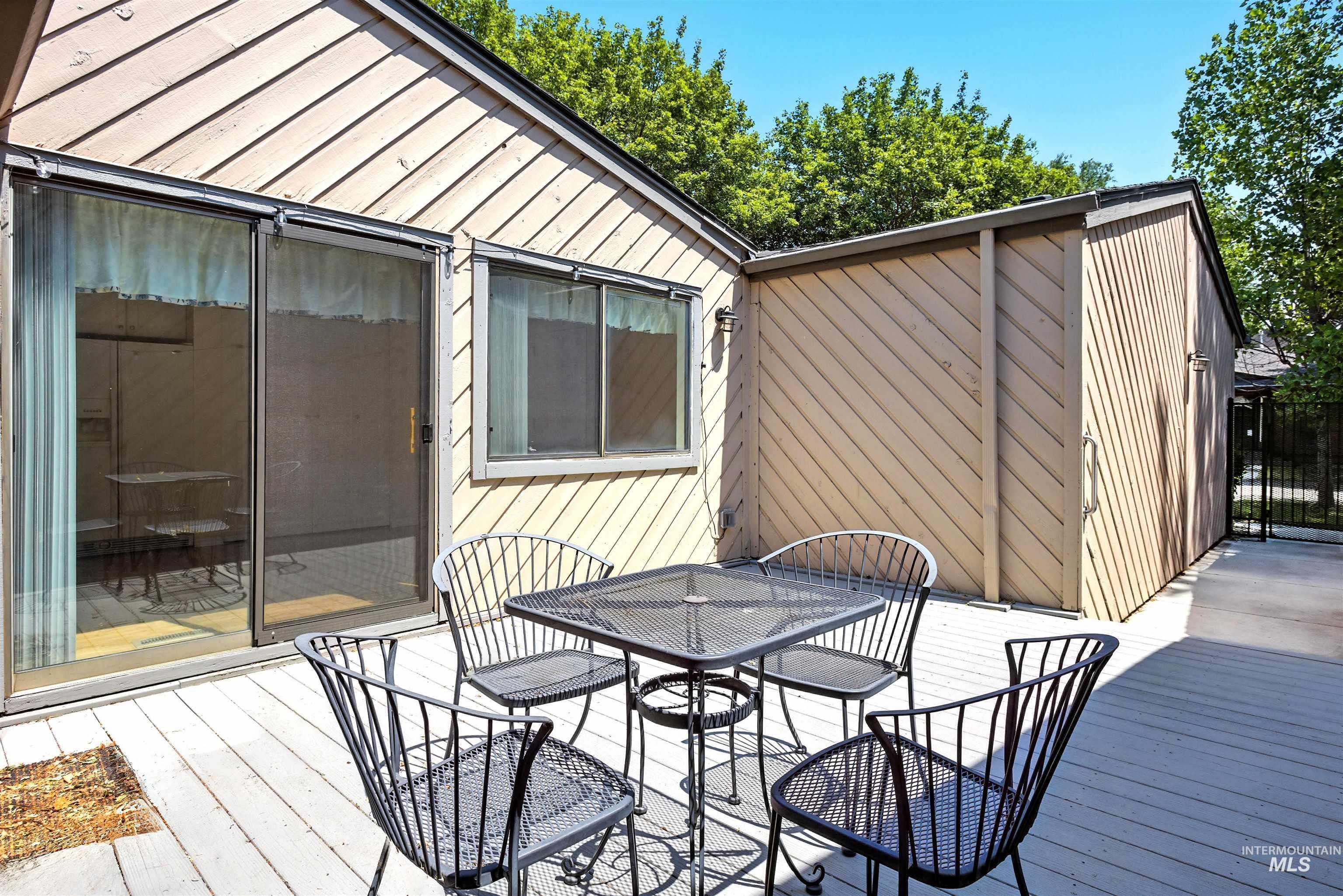 980 N Camelot Dr, Boise, Idaho 83704, 2 Bedrooms, 1.5 Bathrooms, Residential For Sale, Price $370,000,MLS 98997548