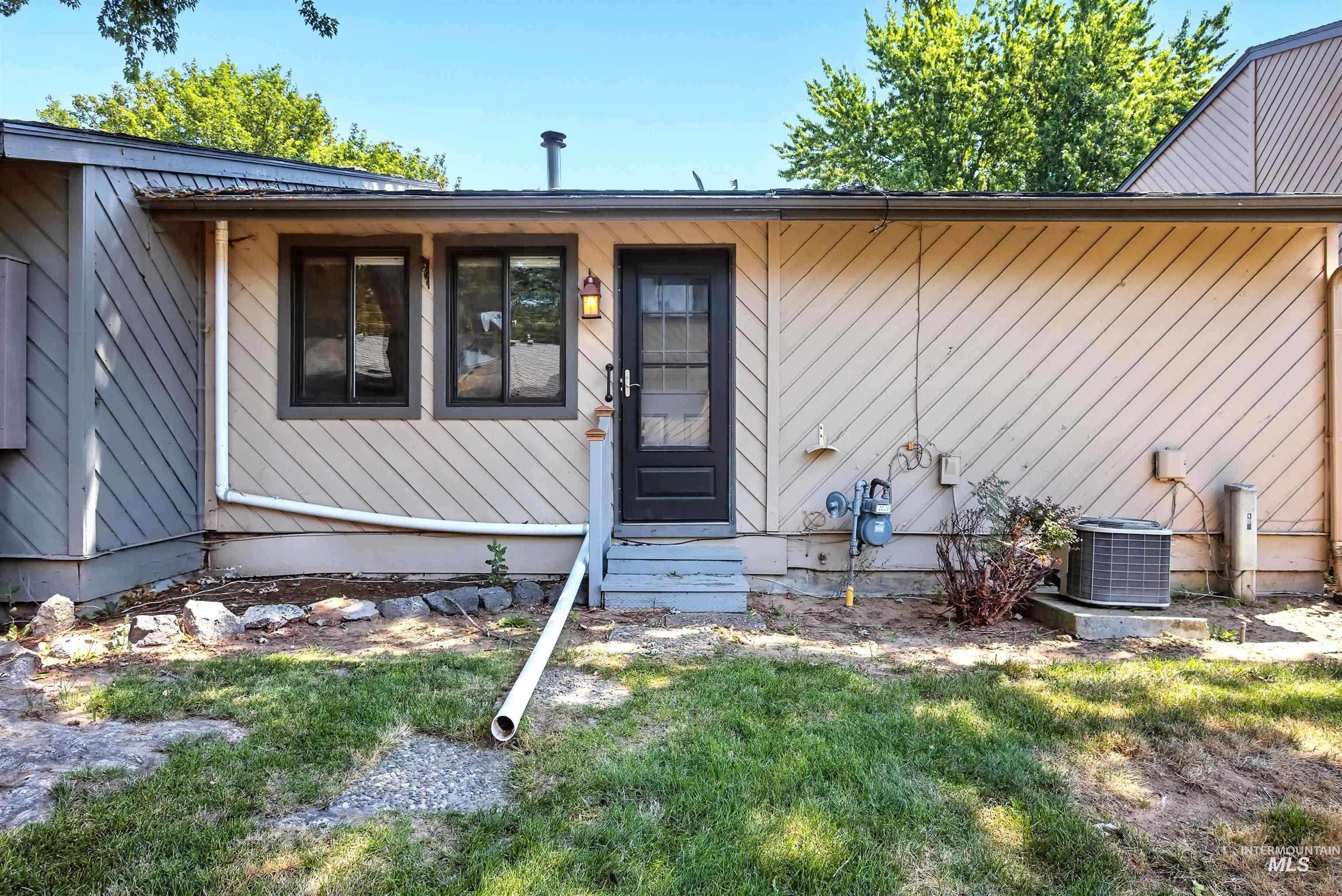 980 N Camelot Dr, Boise, Idaho 83704, 2 Bedrooms, 1.5 Bathrooms, Residential For Sale, Price $370,000,MLS 98997548