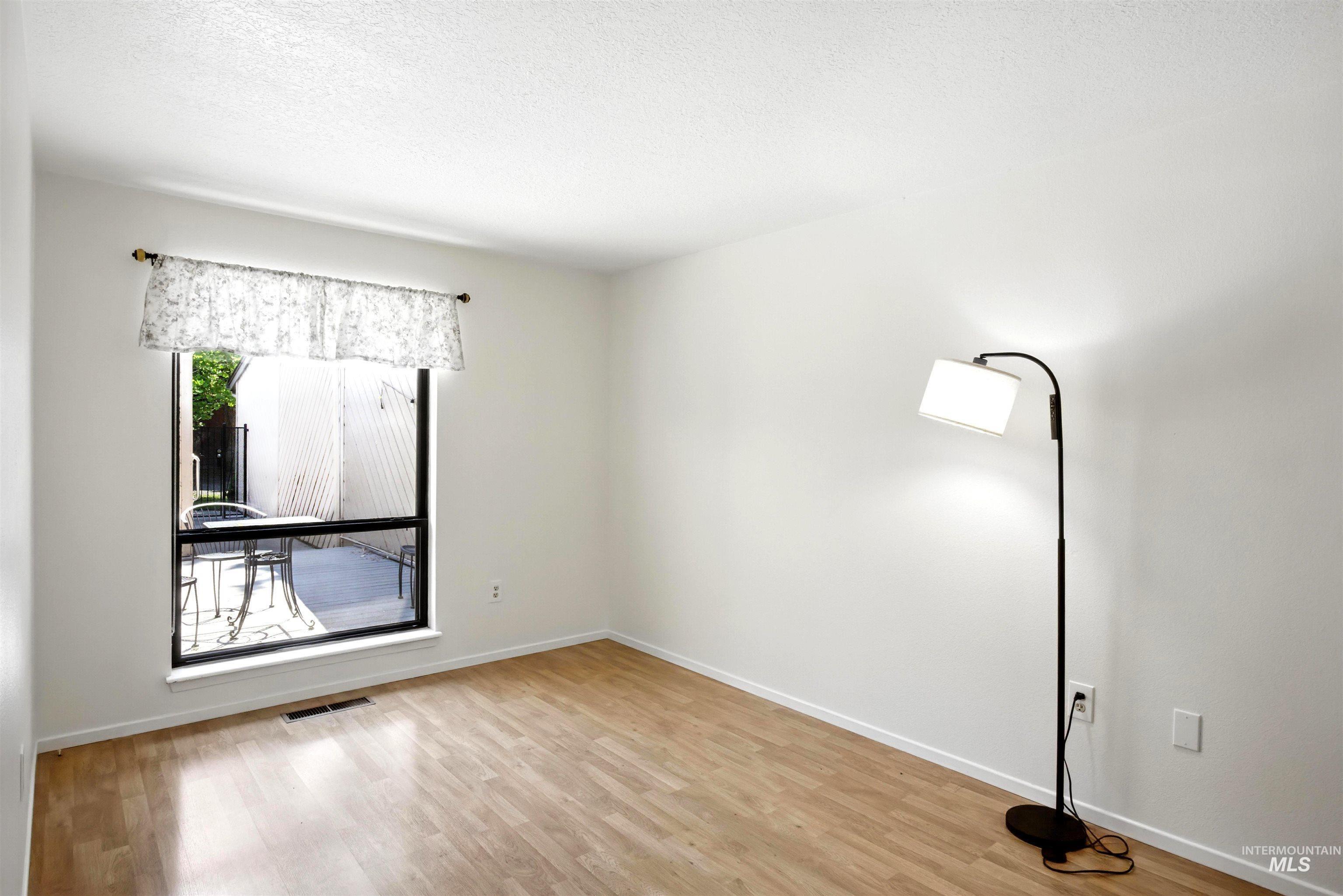 980 N Camelot Dr, Boise, Idaho 83704, 2 Bedrooms, 1.5 Bathrooms, Residential For Sale, Price $370,000,MLS 98997548