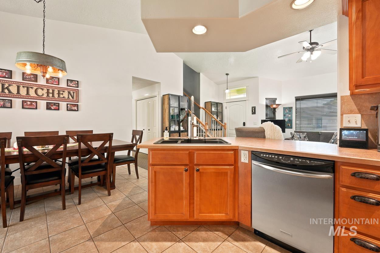 2515 Autumncrest St, Caldwell, Idaho 83607, 3 Bedrooms, 2.5 Bathrooms, Residential For Sale, Price $399,900, 98997553