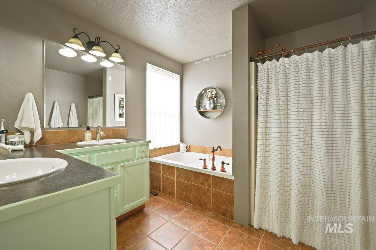 2515 Autumncrest St, Caldwell, Idaho 83607, 3 Bedrooms, 2.5 Bathrooms, Residential For Sale, Price $399,900, 98997553