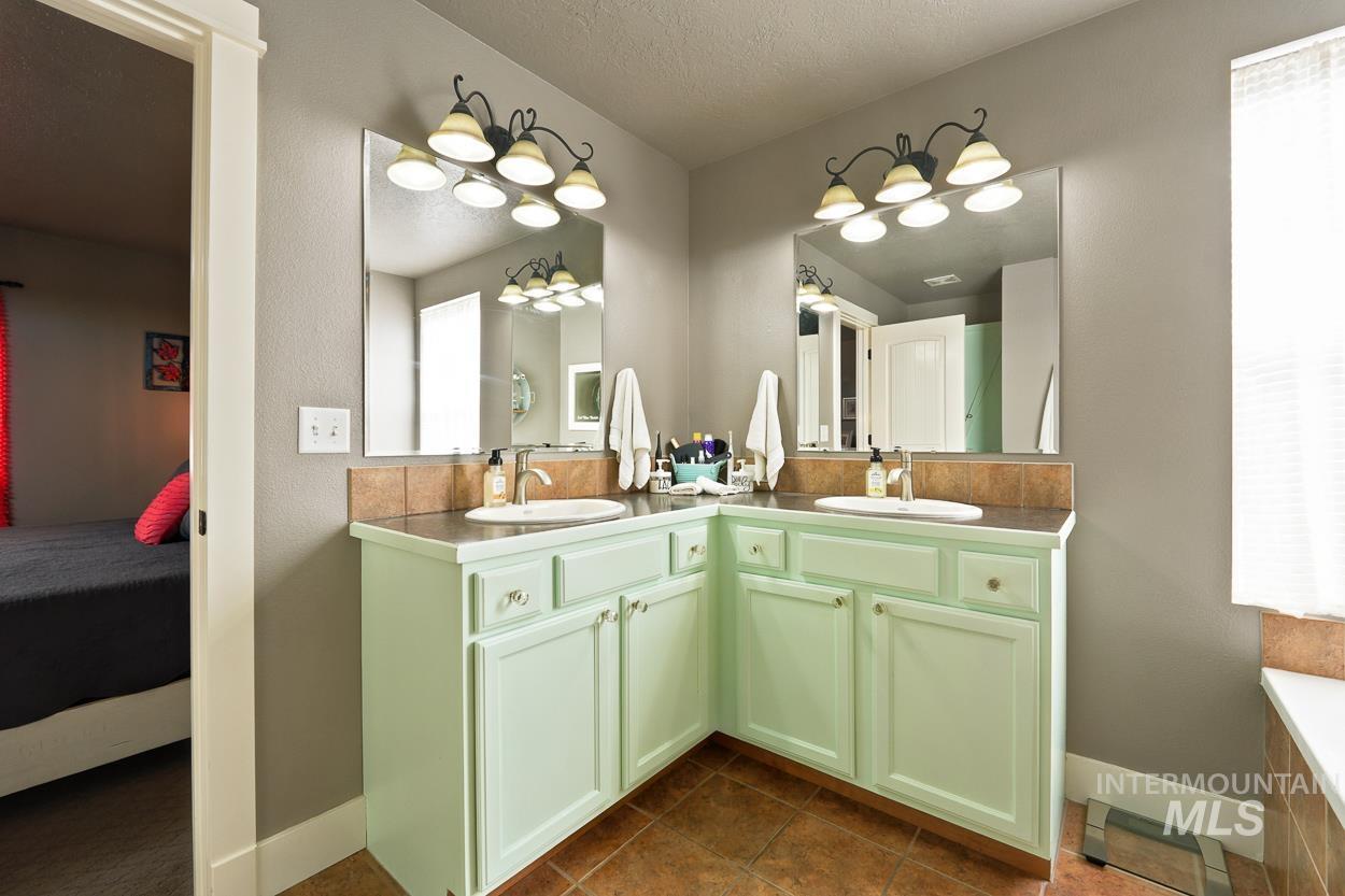 2515 Autumncrest St, Caldwell, Idaho 83607, 3 Bedrooms, 2.5 Bathrooms, Residential For Sale, Price $399,900, 98997553